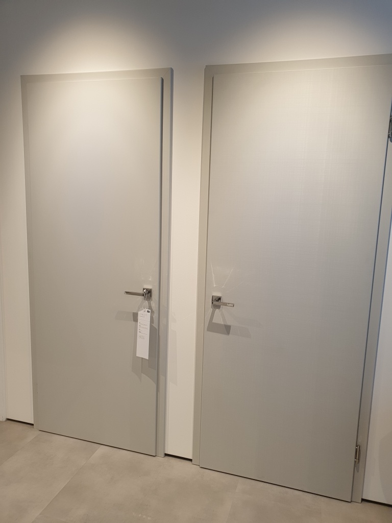 Ультраматовая (слева) и поверхность под лен (справа) межкмонатных дверей ConceptLine от Херман
