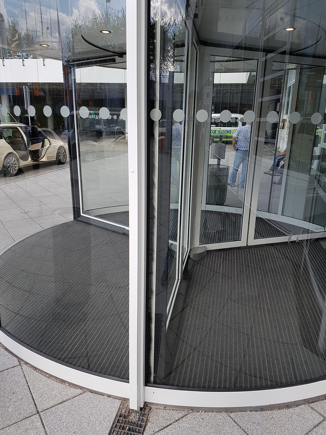 Заказать установку автоматических дверей в Судаке. Монтаж выполняется командой профессионалов с опытом работы более 9 лет. 