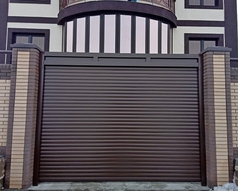 Роллетные ворота Алютех серии Prestige со сплошным алюминиевым профилем роликовой прокатки AG/77 с доставкой в Судаке 